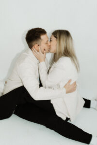 Studio Paarshooting - Paar küsst sich