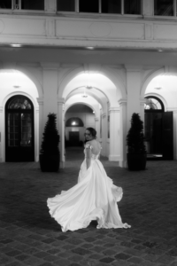 Black and white picture of a bride in the city center of Vienna with beautiful architecture