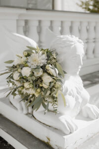 flower bouquet on statue - elegant wedding photography - vienna wedding photographer
